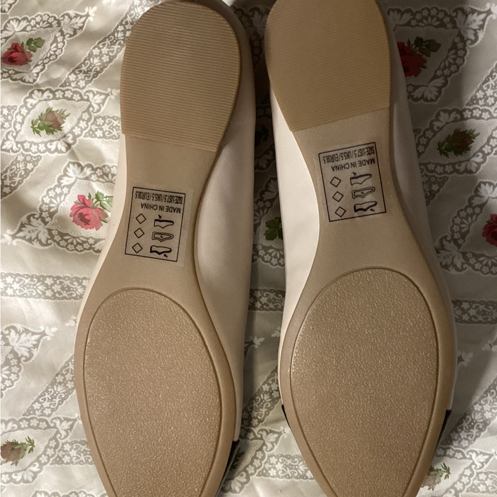 Qupid Tulin Cream and Black Flats Minimalist Loafers Size 6 & 8 - Picture 7 of 9
